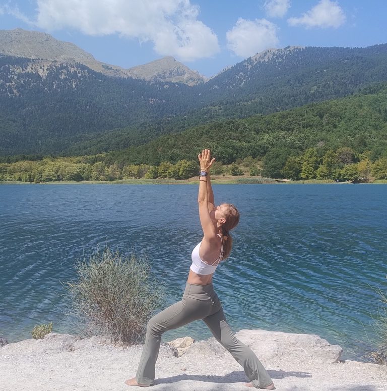 Ειρήνη, δασκάλα γιόγκα — Ήπια Γιόγκα δίπλα στη λίμνη, FosYoga