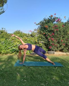 Yoga on-demand — πλάγια στάση ισορροπίας σε κήπο - FosYoga