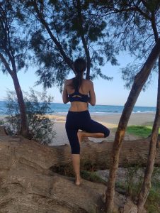 Yoga on-demand — στάση δέντρου δίπλα στη θάλασσα - FosYoga