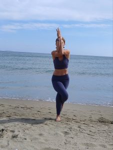 Yoga on-demand — στάση ισορροπίας στην παραλία - FosYoga